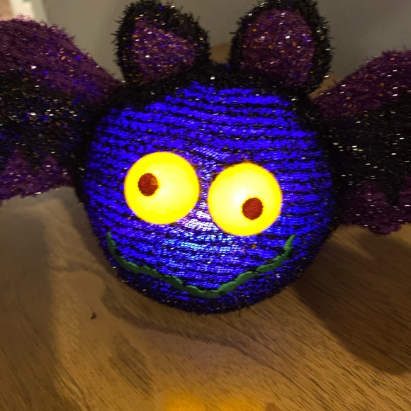 Halloween Light Up Bat, Like New, 3 AAA batteries included - Picture 4 of 14